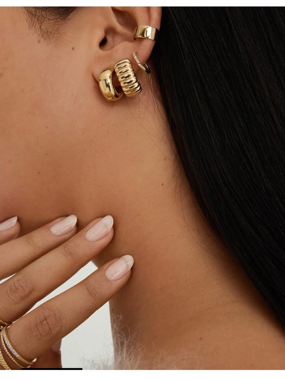 Mejuri Chunky Medium Hoop Earrings - Gold - Picture 2 of 9